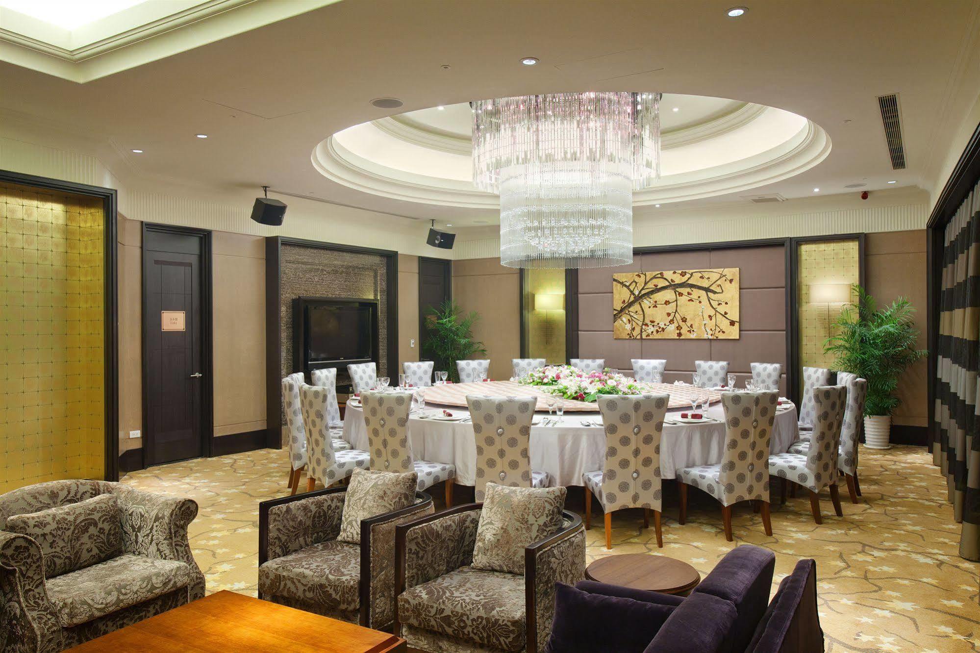 E-Da Royal Hotel Dashu Restaurante foto A private dining room at a restaurant in China